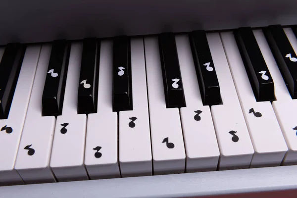 Белое Игрушечное Пианино Бумажными Нотами Музыкальное Фортепиано Вид Сверху Белые — стоковое фото