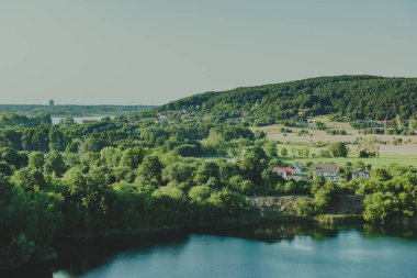 Göl kenarındaki yeşil orman doğadaki su güzelliğinin yansımasıdır..