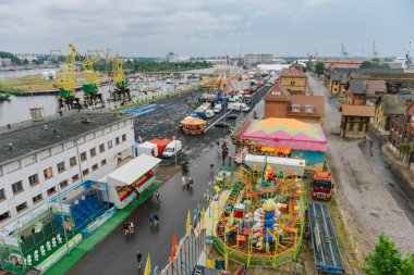 Odra nehri ile şehir manzarası. Szczecin tarihi şehri, mimari yapısı Paris 'e benzer. Szczecin 'deki Pomeranya Dükü ve Aziz James Bazilikası