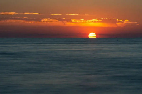 Matahari Terbenam Pantai Laut Baltik Pemandangan Laut Dengan Pemecah Gelombang — Stok Foto