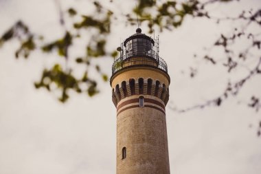 Polonya 'nın Swinoujscie kentindeki tarihi deniz fenerinde asılı duran Polonya bayrağı, 1828 yılında inşa edilmiş ve yüksekliği 65 metredir. 19. yüzyıl. Dünyanın en uzun deniz feneri.