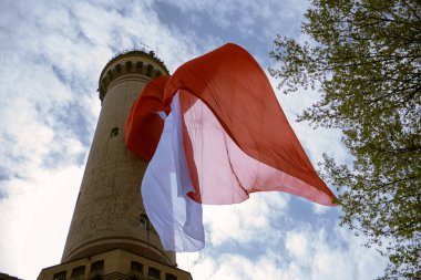 Polonya 'nın Swinoujscie kentindeki tarihi deniz fenerinde asılı duran Polonya bayrağı, 1828 yılında inşa edilmiş ve yüksekliği 65 metredir. 19. yüzyıl. Dünyanın en uzun deniz feneri.