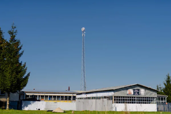 青い空に対する電気通信塔 — ストック写真