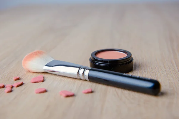 Una Fotografía Polvo Maquillaje Aislado Con Pincel Sobre Fondo Negro — Foto de Stock