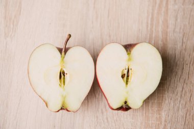 Bir olgun kırmızı elma. Beyaz bir arkaplanda izole edilmiş