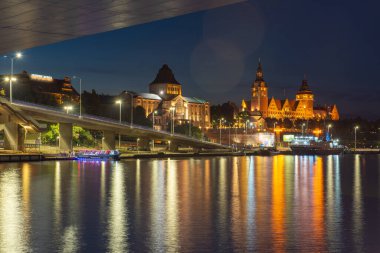 Szczecin 'deki Oder Nehri' nin sol kıyısında deniz müzesi ve terasları var.