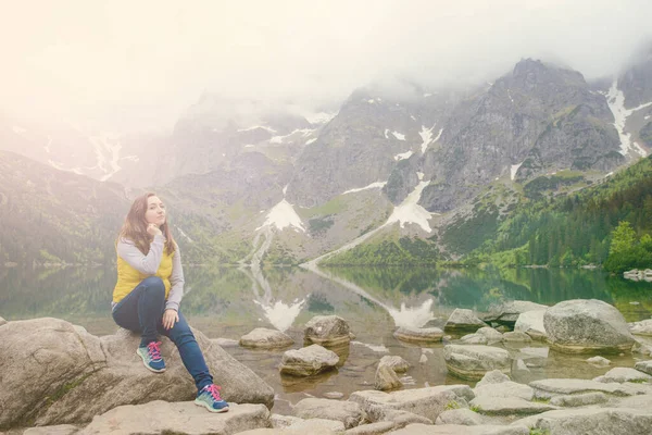 Žena Relaxace Jezeře Hory Slunné Krajiny — Stock fotografie