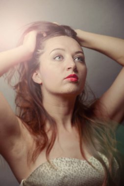 Stüdyoda poz veren esmer seksi bir kız.