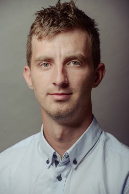 Zeki ve ciddi bir gencin portresi..