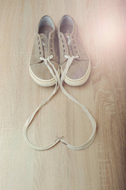 Ahşap masadaki mavi, kullanılmış ayakkabılar.