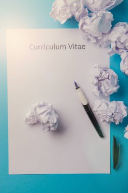 Müfredat vitae mavi arkaplan üzerine beyaz bir kağıda yazıldı