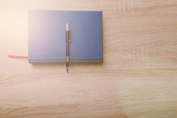 Cuaderno Con Pluma Escritorio Madera — Foto de Stock