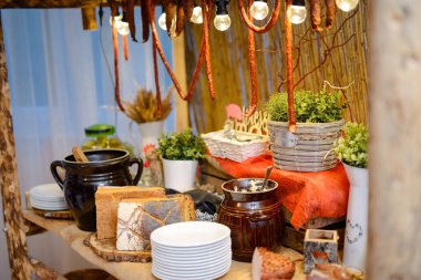 Düğünde yemekli geleneksel kırsal masa..