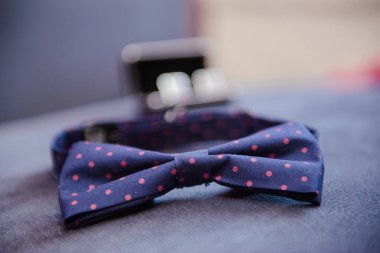 Damadın düğün aksesuarları. Papyon, takım elbise, kol düğmeleri, kemer ve ayakkabılar.