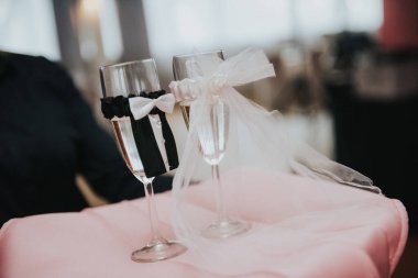 Gelin ve damadın ilk kadeh kaldırışı bir bardak şampanyayla