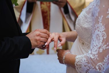 Gelin ve damat düğün sırasında parmaklarına alyans taktılar..