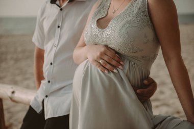 Gelin ve damat doğadaki bir fotoğraf çekiminde. Baltık Sahili.