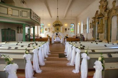 Düğün öncesi kilise mabedi. Gelin ve damat için boş sandalyeler