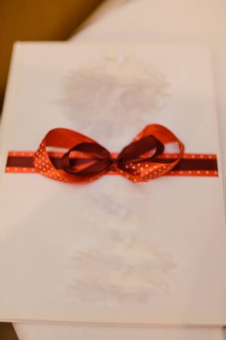 Güzel dekore edilmiş düğün masası ve düğün salonundaki diğer detaylar. Düğün günü.