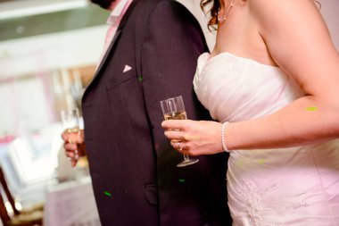 Gelin ve damadın ilk kadeh kaldırışı bir bardak şampanyayla