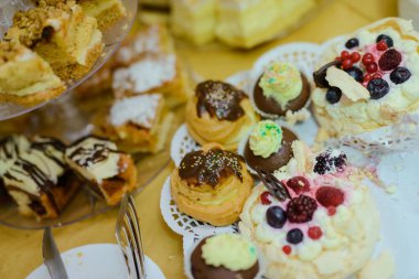 Açık büfede leziz tatlılar. Düğün tepsilerde pişer.