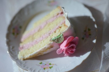 Partideki lezzetli düğün pastası. Duman ve yangın efektleri