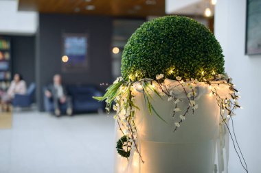 Güzel dekore edilmiş düğün masası ve düğün salonundaki diğer detaylar. Düğün günü.