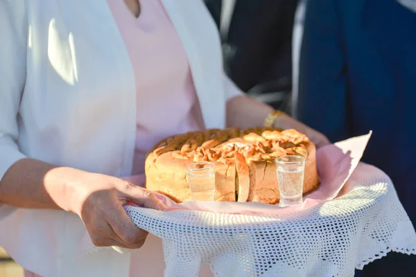 伝統的なポリッシュパンと塩で両親によって新郎新婦を迎える ウォッカもグラスで — ストック写真