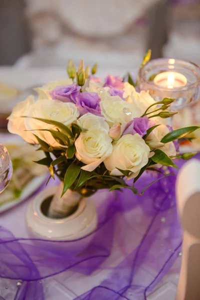 Bouquet Nelle Mani Della Sposa — Foto Stock
