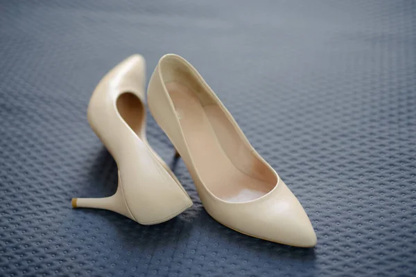 Bride Shows White Wedding Shoes Wedding Detail Close — Stock Photo, Image