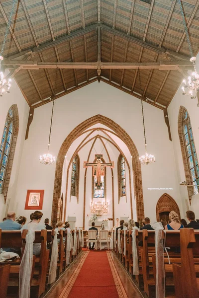 결혼식 신부와 신랑이 교회에서 결혼식 아름다운 — 스톡 사진