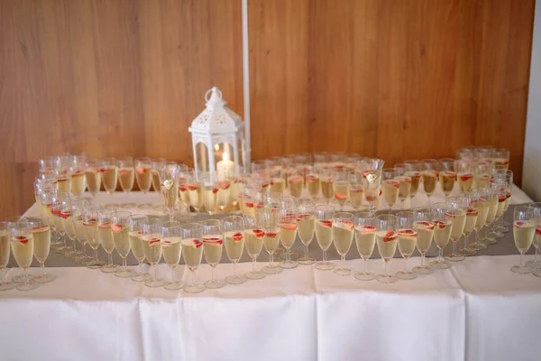 テーブルの上に氷とオレンジジュースとバケツで冷たいウォッカとワインボトルのボトルは スペースをコピーします レストランでのアイスバケツのアルコールボトル 結婚式パーティー — ストック写真