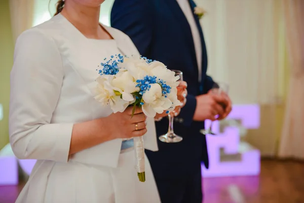 Menyasszony Vőlegény Első Köszöntője Egy Pohár Pezsgővel — Stock Fotó