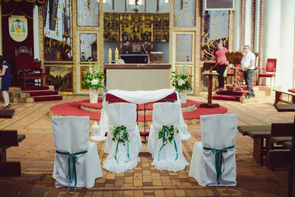 Церковное Святилище Перед Свадебной Церемонией Пустые Стулья Жениха Невесты — стоковое фото