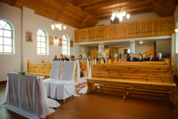 結婚式の前に教会の聖域 花嫁と新郎のための空の椅子 — ストック写真