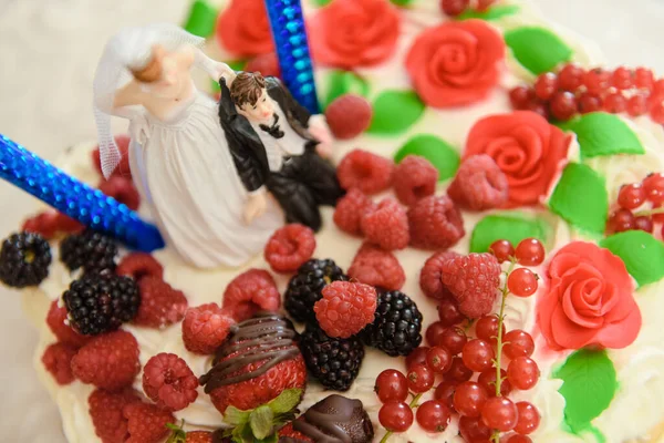 Köstliche Hochzeitstorte Auf Der Party Auswirkungen Von Rauch Und Feuer — Stockfoto