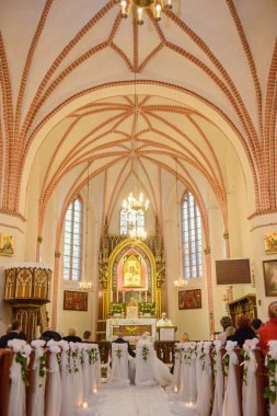 Kilise düğününde gelin ve damat. Güzel dekorasyon