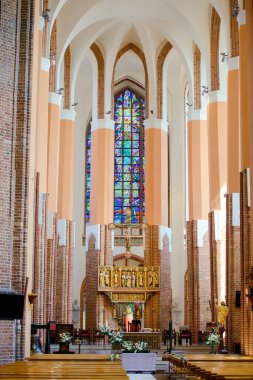 Düğün öncesi kilise mabedi. Gelin ve damat için boş sandalyeler