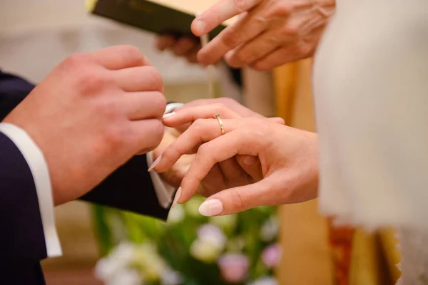 Panna Młoda Pan Młody Podczas Ceremonii Ślubnej Zakładali Obrączki Palce — Zdjęcie stockowe