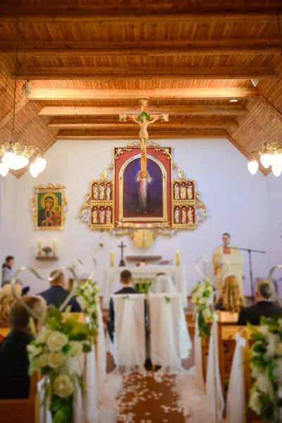 Bruid Bruidegom Kerkelijk Huwelijk Tijdens Ceremonie Prachtige Decoratie — Stockfoto