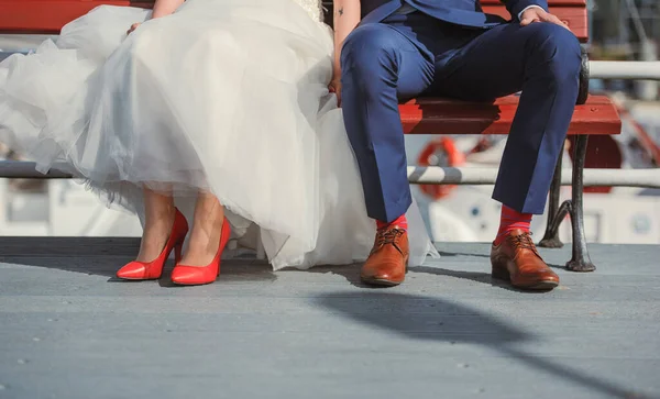 Mariée Montre Des Chaussures Mariage Blanches Détail Mariage Gros Plan — Photo