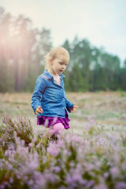 Sevimli kız güzel bir sonbahar gününde eğleniyor..
