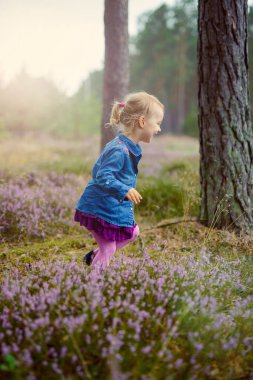 Sevimli kız güzel bir sonbahar gününde eğleniyor..
