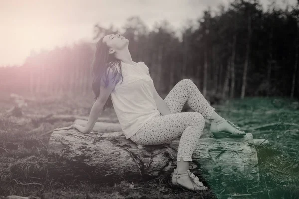 Une Photo Femme Dans Forêt Fleurit Bruyère Pourpre Espace Copie — Photo