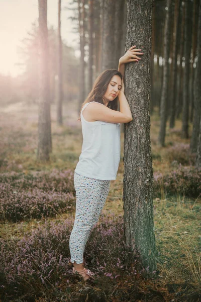 Zdjęcie Kobiety Lesie Gdzie Kwitnie Fioletowe Wrzosowisko Skopiować Przestrzeń Autentyczne — Zdjęcie stockowe