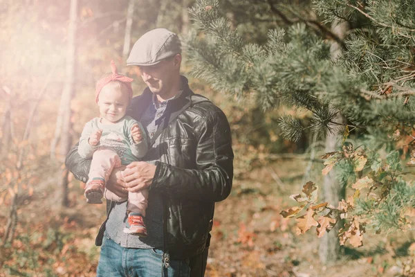 Feliz Familia Amorosa Padre Hija Niña Jugando Abrazándose Aire Libre —  Fotos de Stock