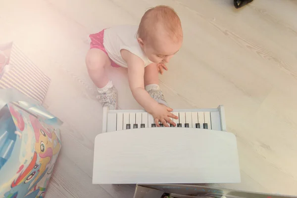 Hermosa Niña Jugando Piano Juguete Sala Luz Imagen Auténtica —  Fotos de Stock