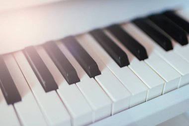 Piyano klavyesi. Metin için bir alanı olan soyut arkaplan.