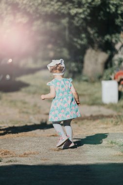 Küçük kız çocuk parkında harika vakit geçiriyor. Mutlu bir çocukluk. Otantik resim
