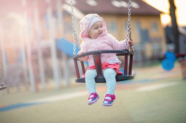 Küçük kız çocuk parkında harika vakit geçiriyor. Mutlu bir çocukluk. Otantik resim